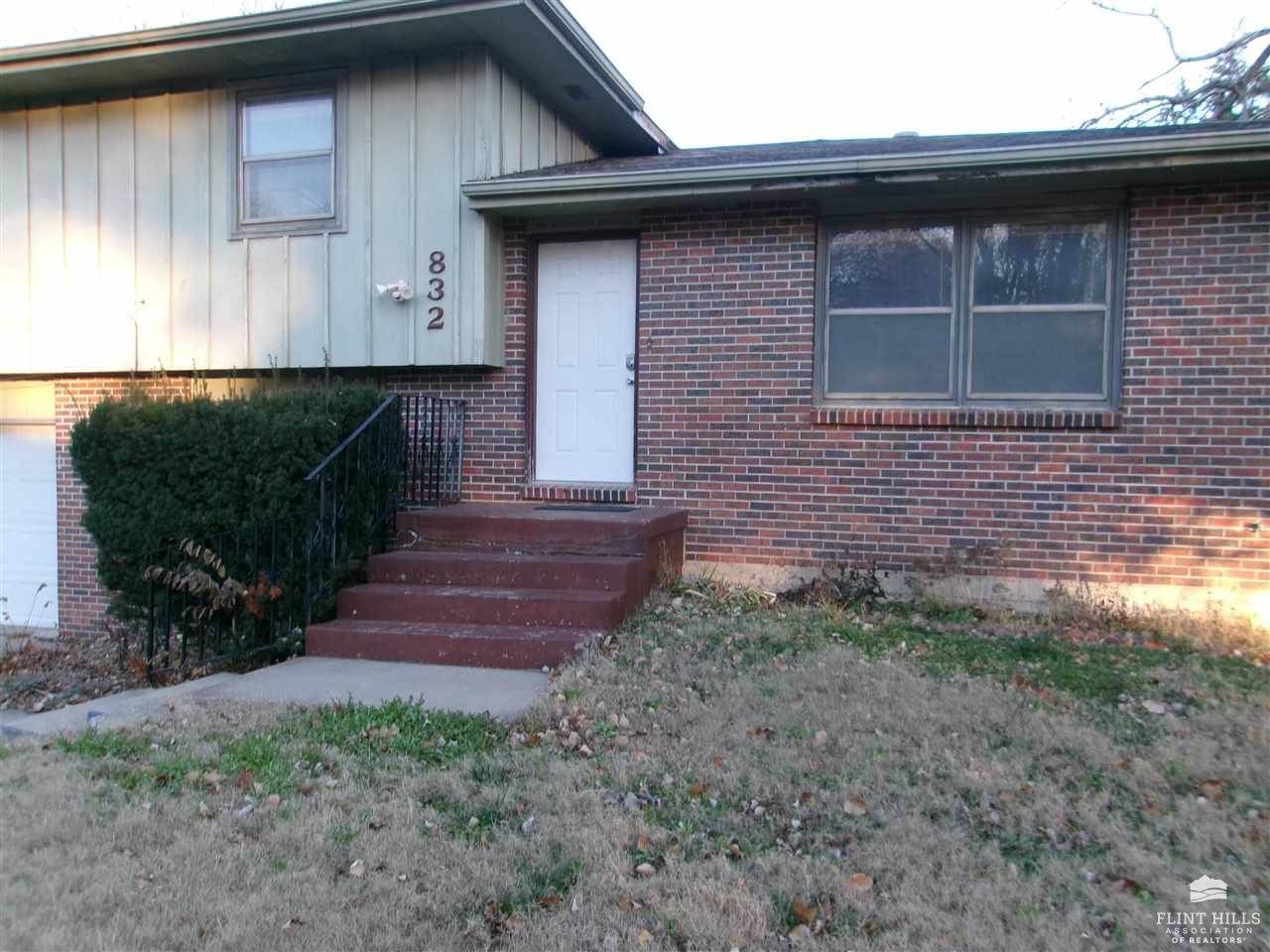 832 Dondee Drive, Manhattan, KS 66502