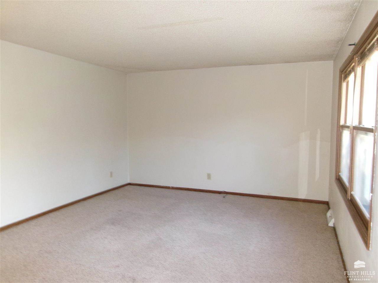 832 Dondee Drive, Manhattan, KS 66502