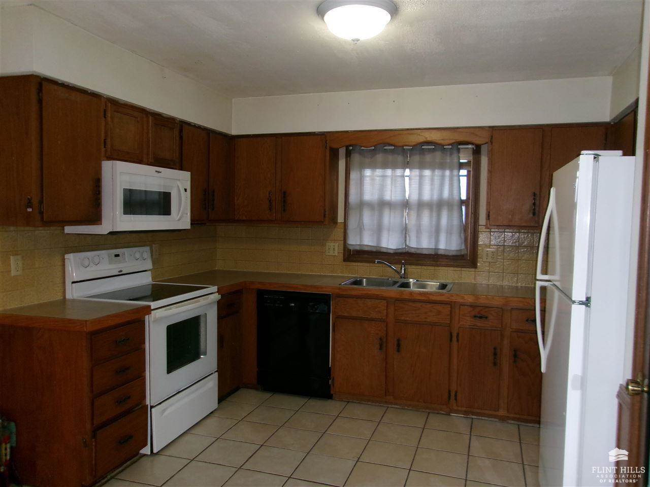 832 Dondee Drive, Manhattan, KS 66502