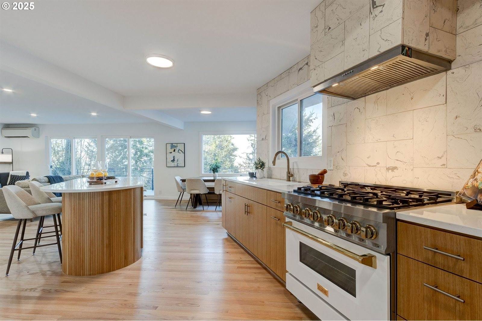 2041 Marylhurst Dr, WestLinn, OR 97068
