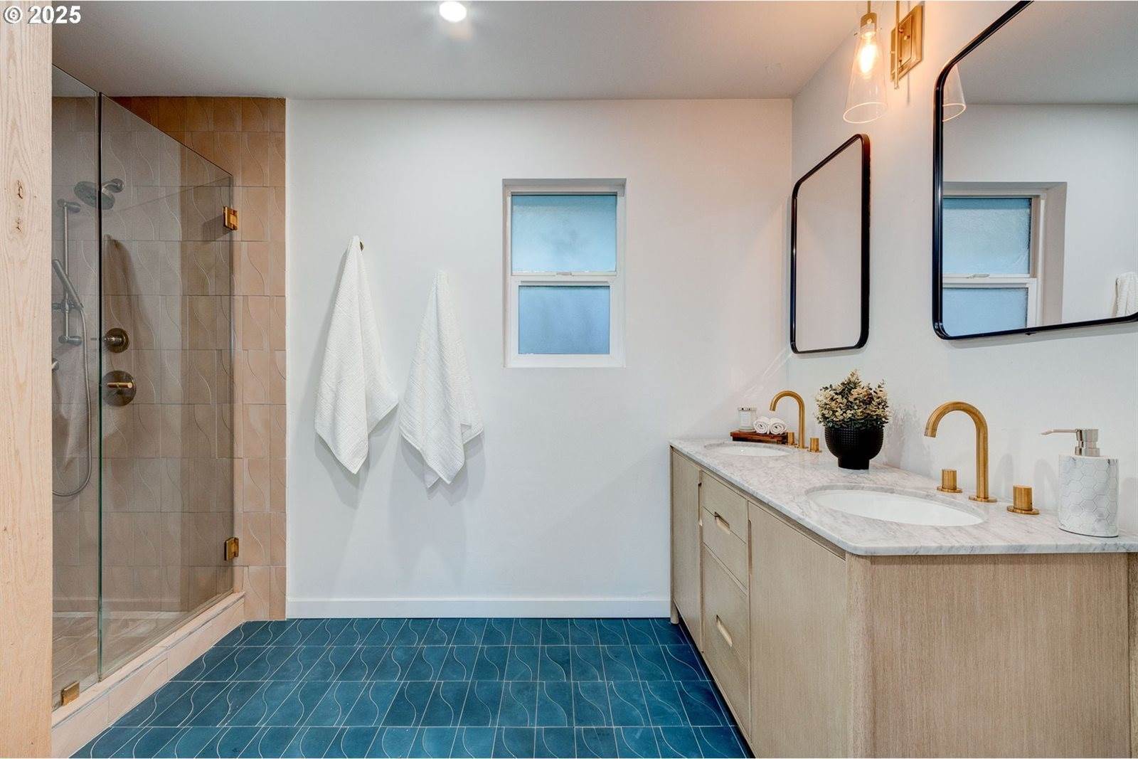 2041 Marylhurst Dr, WestLinn, OR 97068