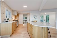 2041 Marylhurst Dr, WestLinn, OR 97068