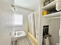 319 South Lincoln Avenue, Davenport, IA 52802