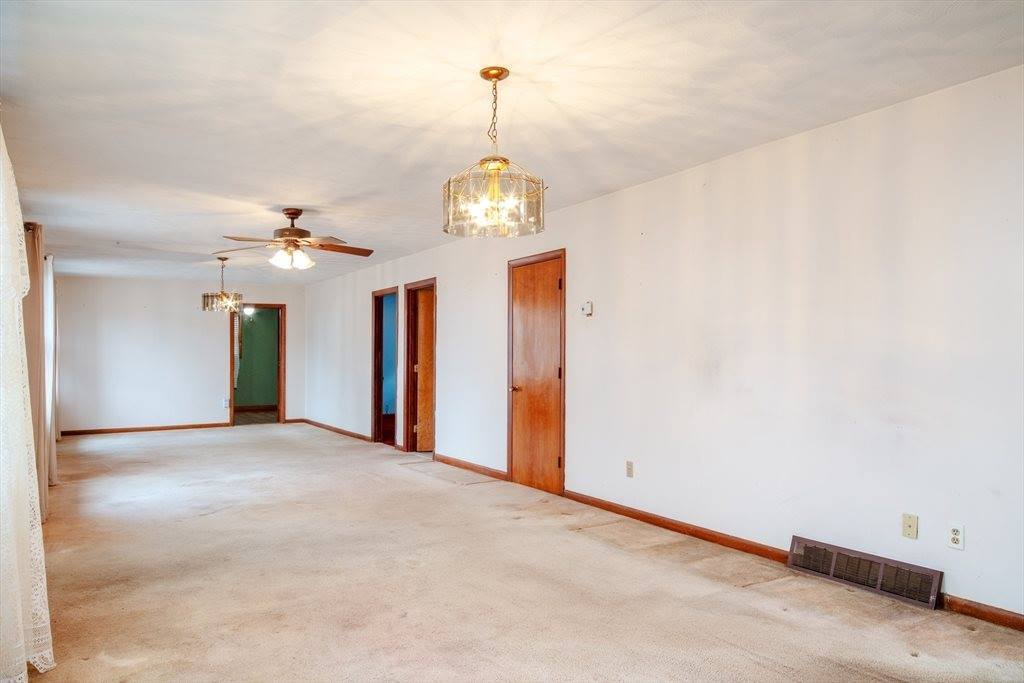 976 Thorndike St, New Bedford, MA 02745