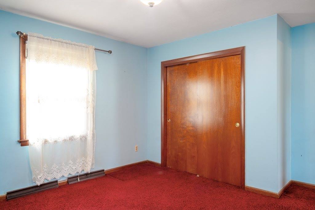 976 Thorndike St, New Bedford, MA 02745