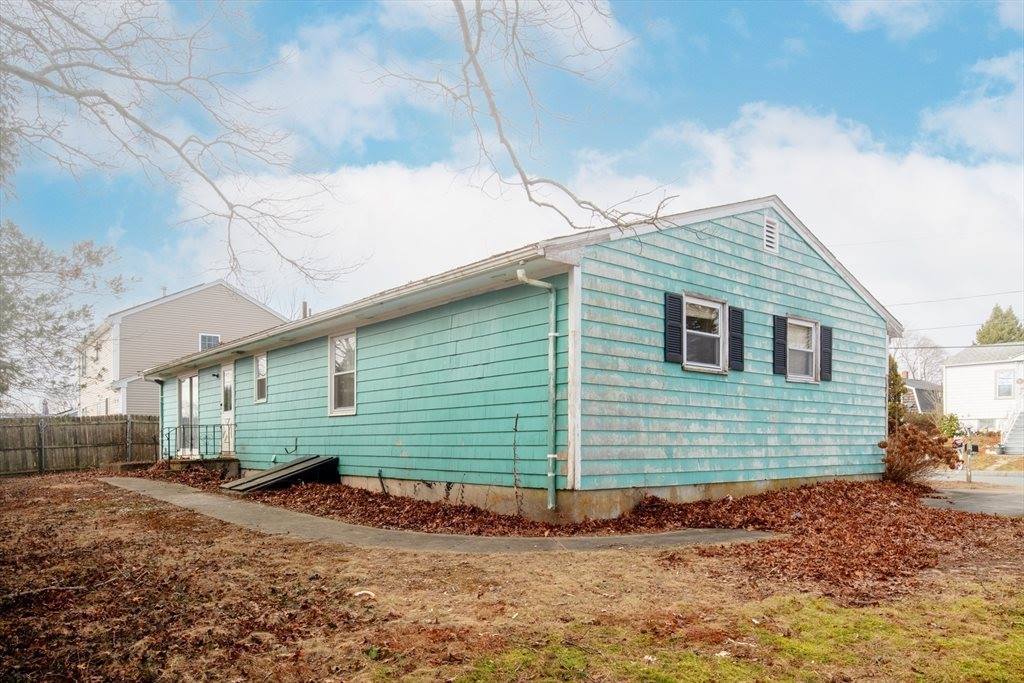 976 Thorndike St, New Bedford, MA 02745