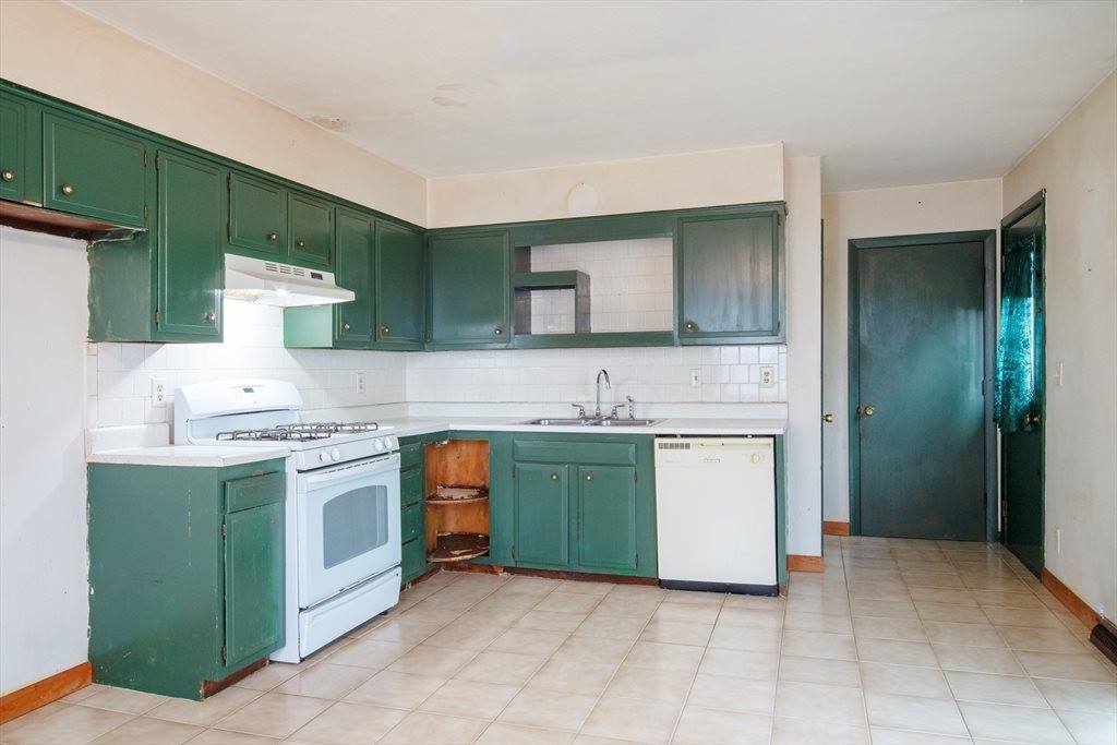 976 Thorndike St, New Bedford, MA 02745