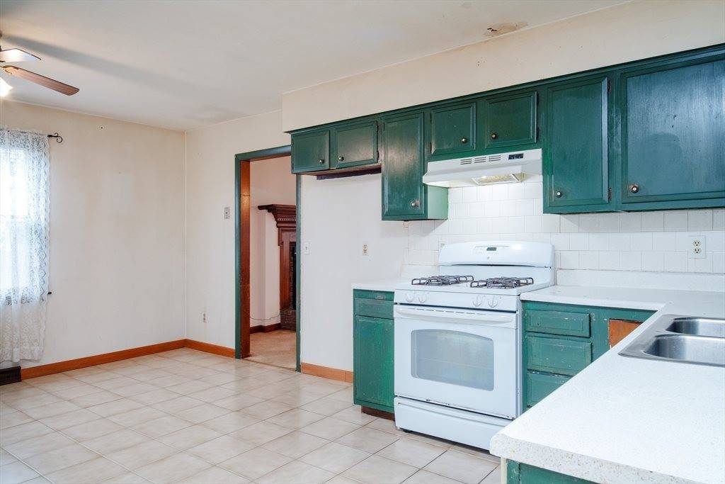 976 Thorndike St, New Bedford, MA 02745