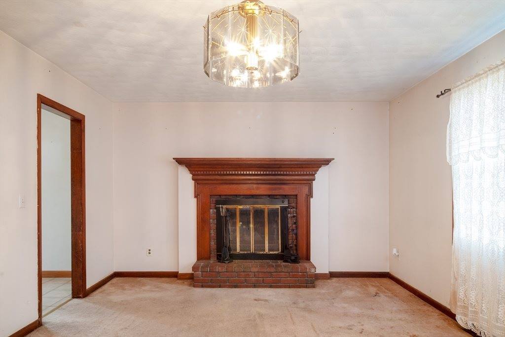 976 Thorndike St, New Bedford, MA 02745