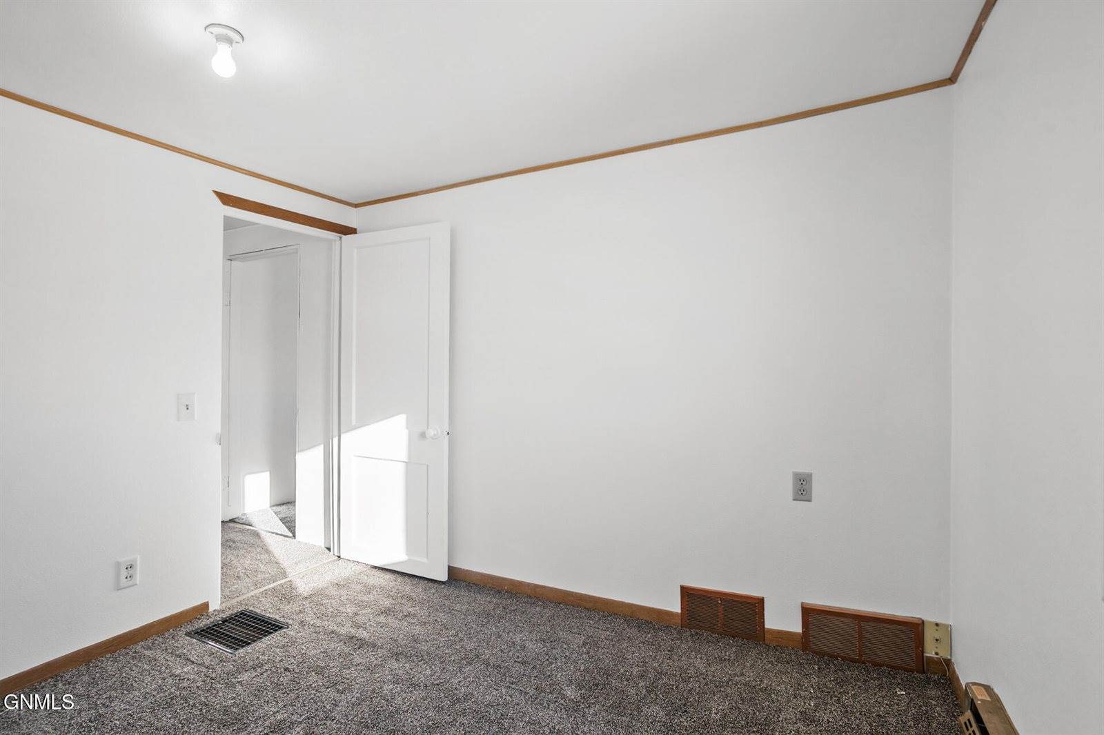 6109 141st Avenue NW, Williston, ND 58801