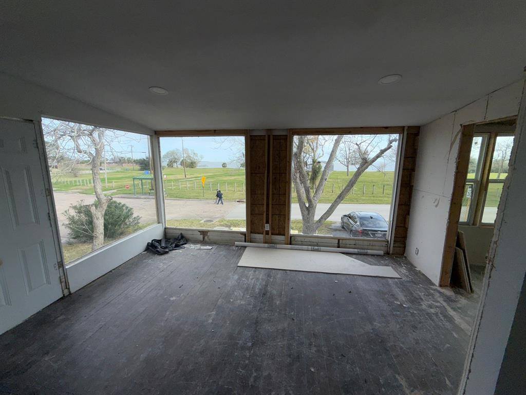 1015 North Bayshore Drive, La Porte, TX 77571