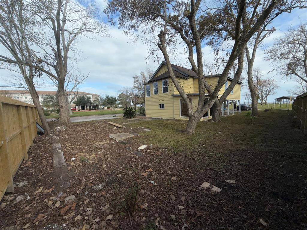 1015 North Bayshore Drive, La Porte, TX 77571