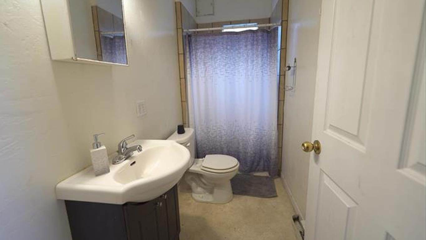 715 Valley St SE, Minot, ND 58701