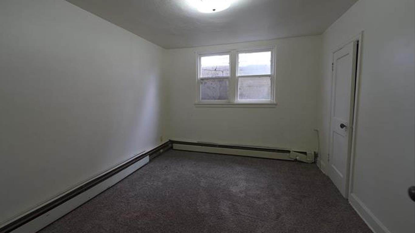715 Valley St SE, Minot, ND 58701