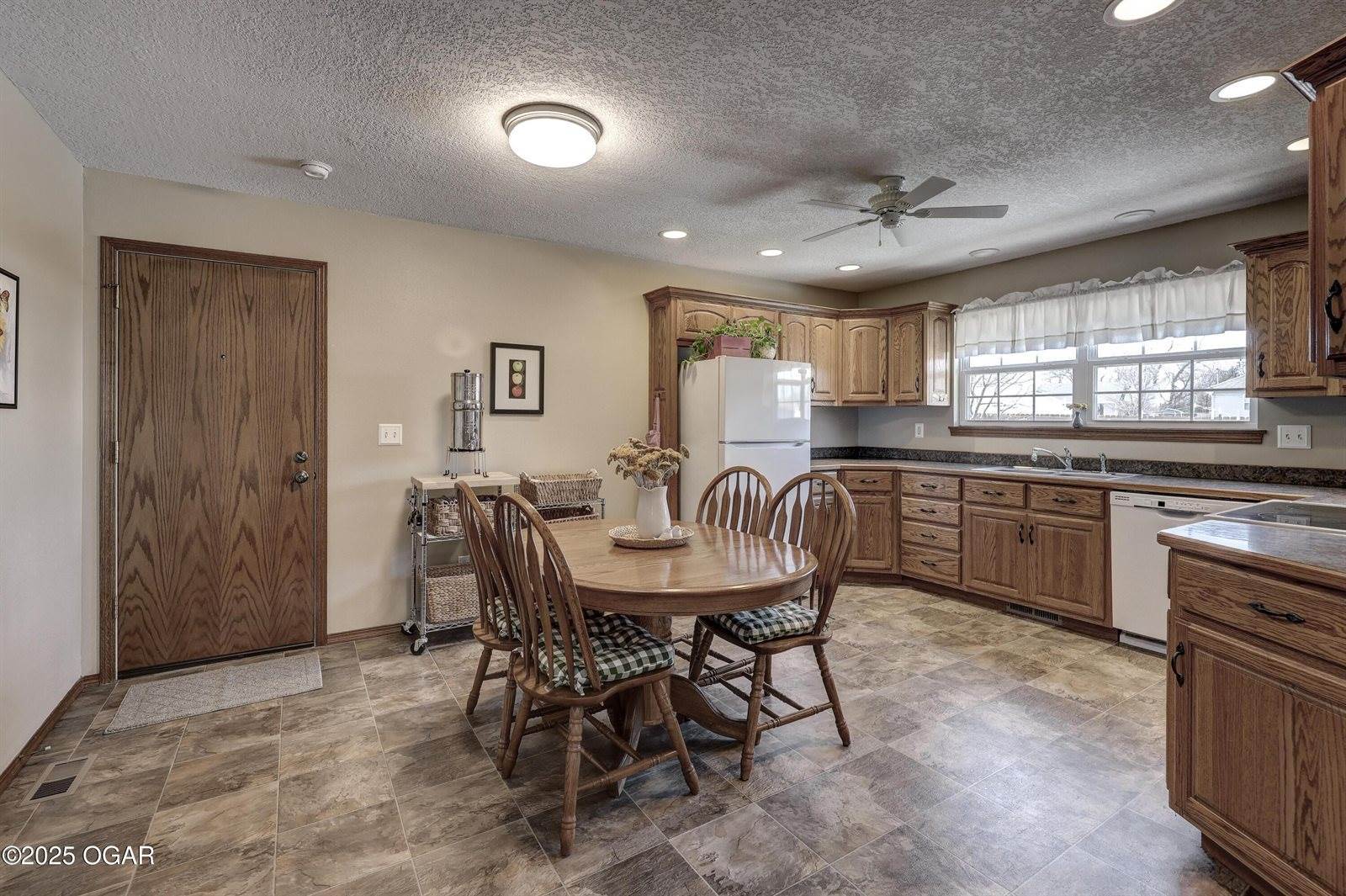 1220 Wildflower Drive, Webb City, MO 64870