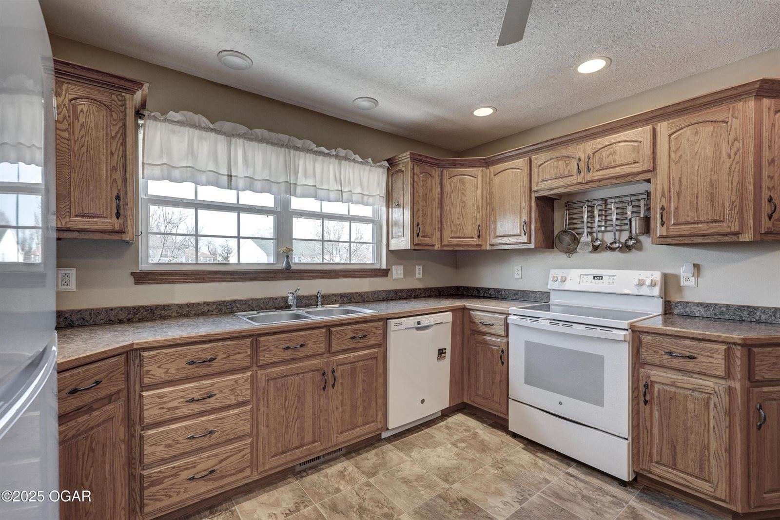 1220 Wildflower Drive, Webb City, MO 64870