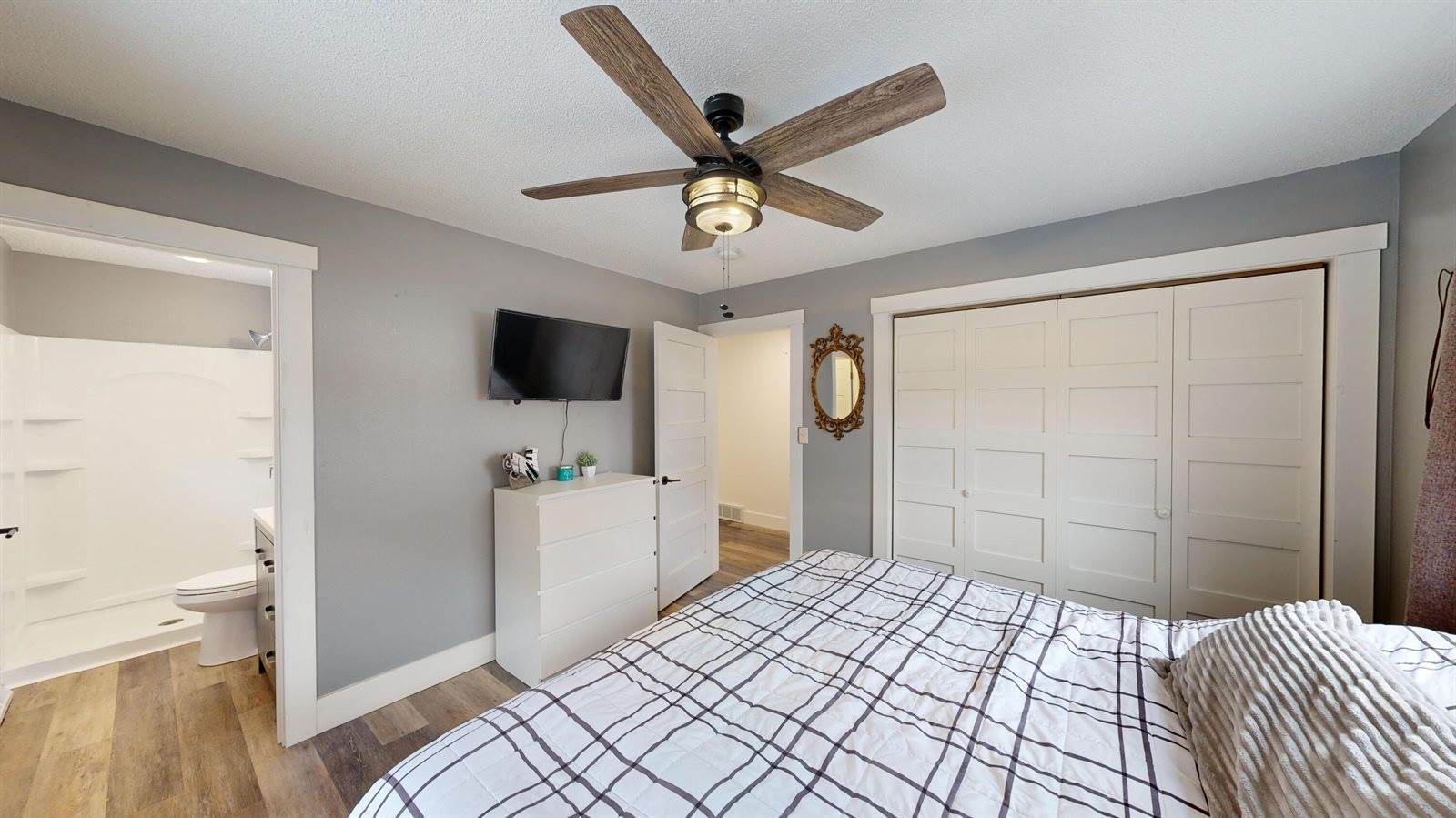 N2047 Valley Rd, La Crosse, WI 54601