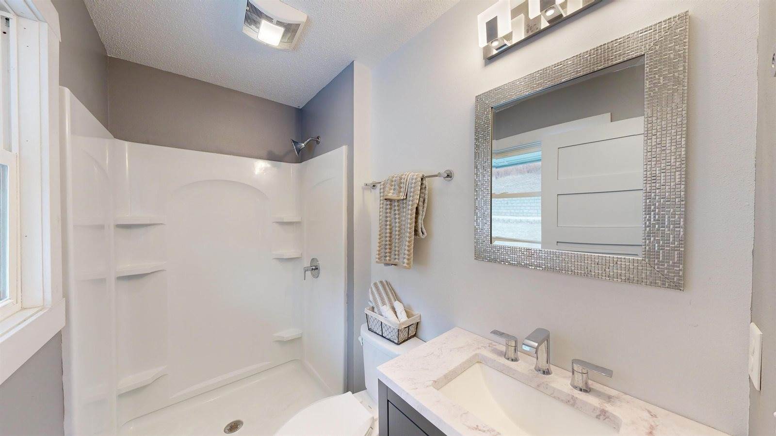 N2047 Valley Rd, La Crosse, WI 54601