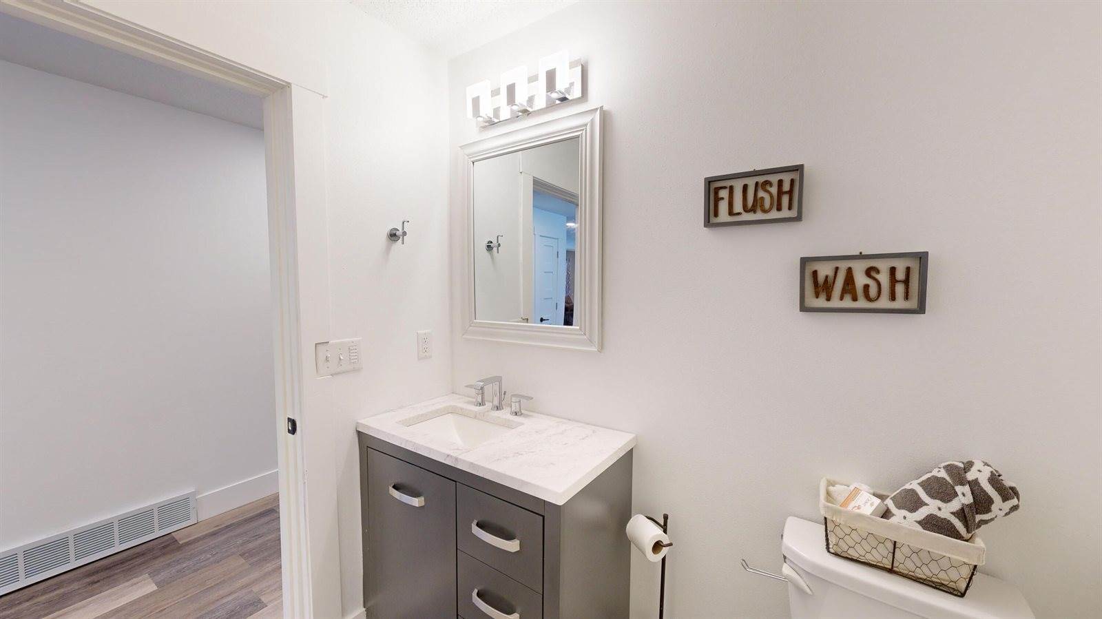 N2047 Valley Rd, La Crosse, WI 54601