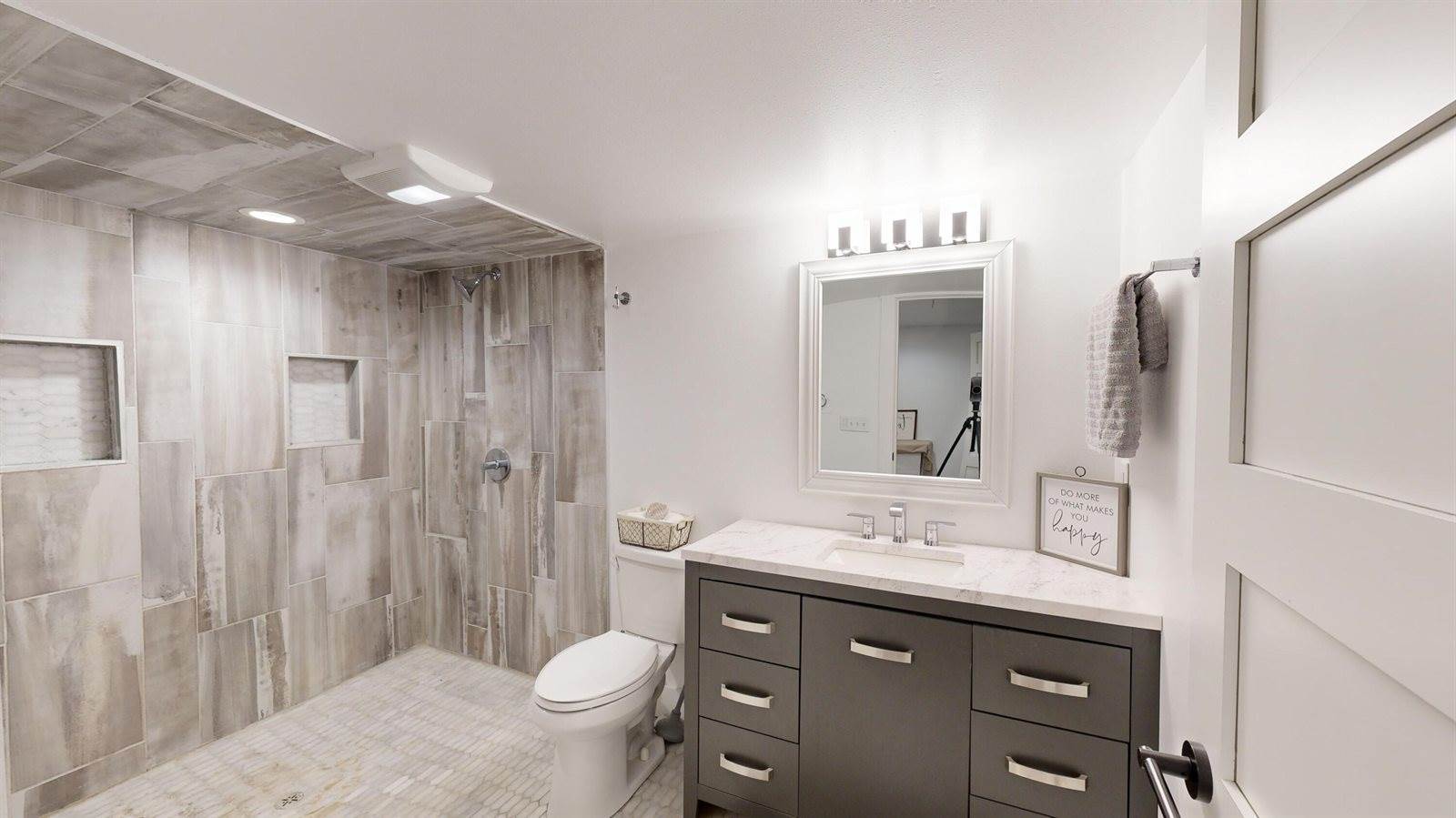 N2047 Valley Rd, La Crosse, WI 54601