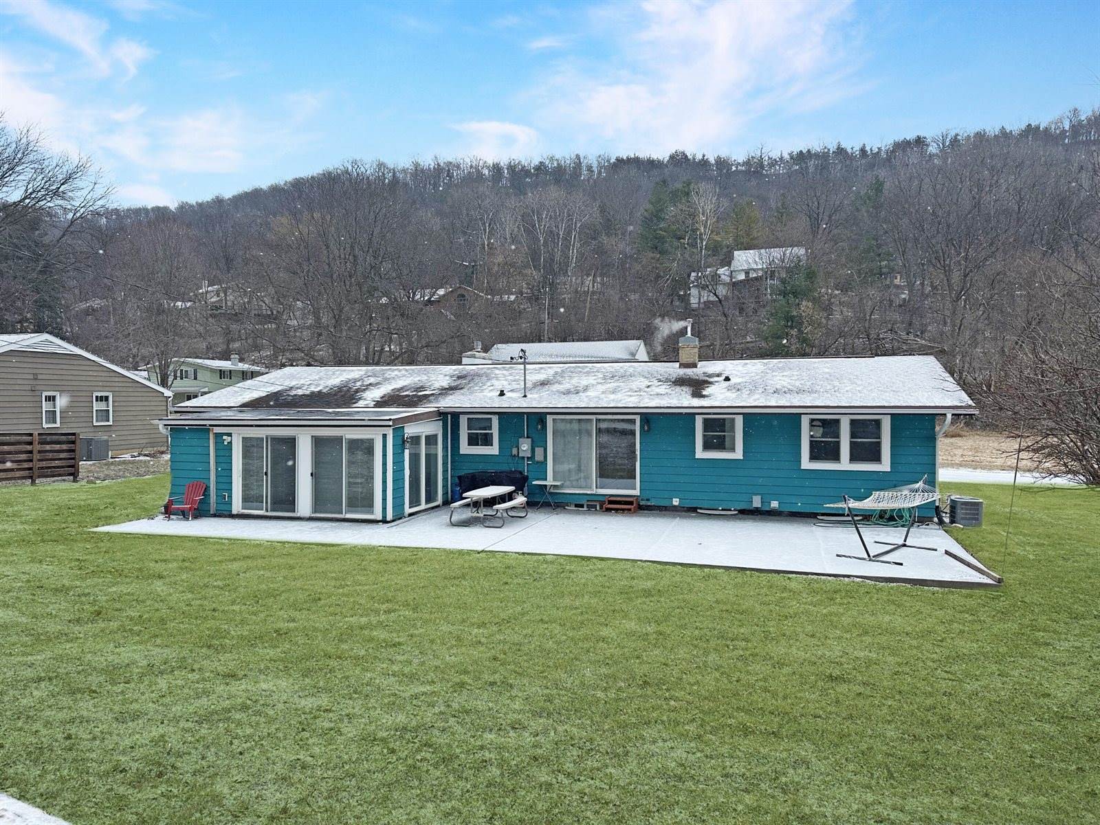 N2047 Valley Rd, La Crosse, WI 54601