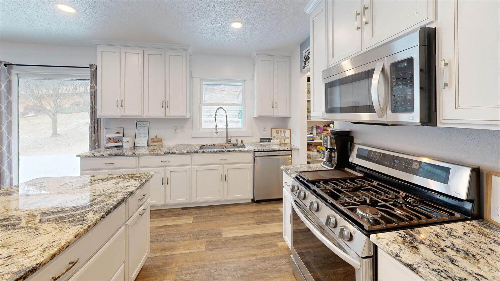 N2047 Valley Rd, La Crosse, WI 54601