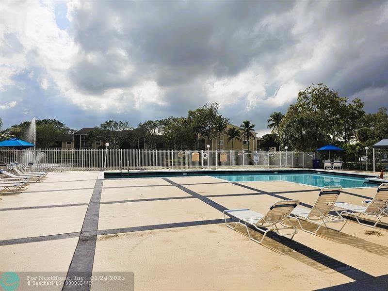 251 Palm Cir W 108, Pembroke Pines, FL 33025
