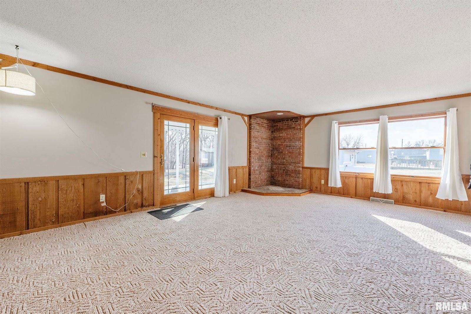 2963 Highway 67 Highway, Camanche, IA 52730