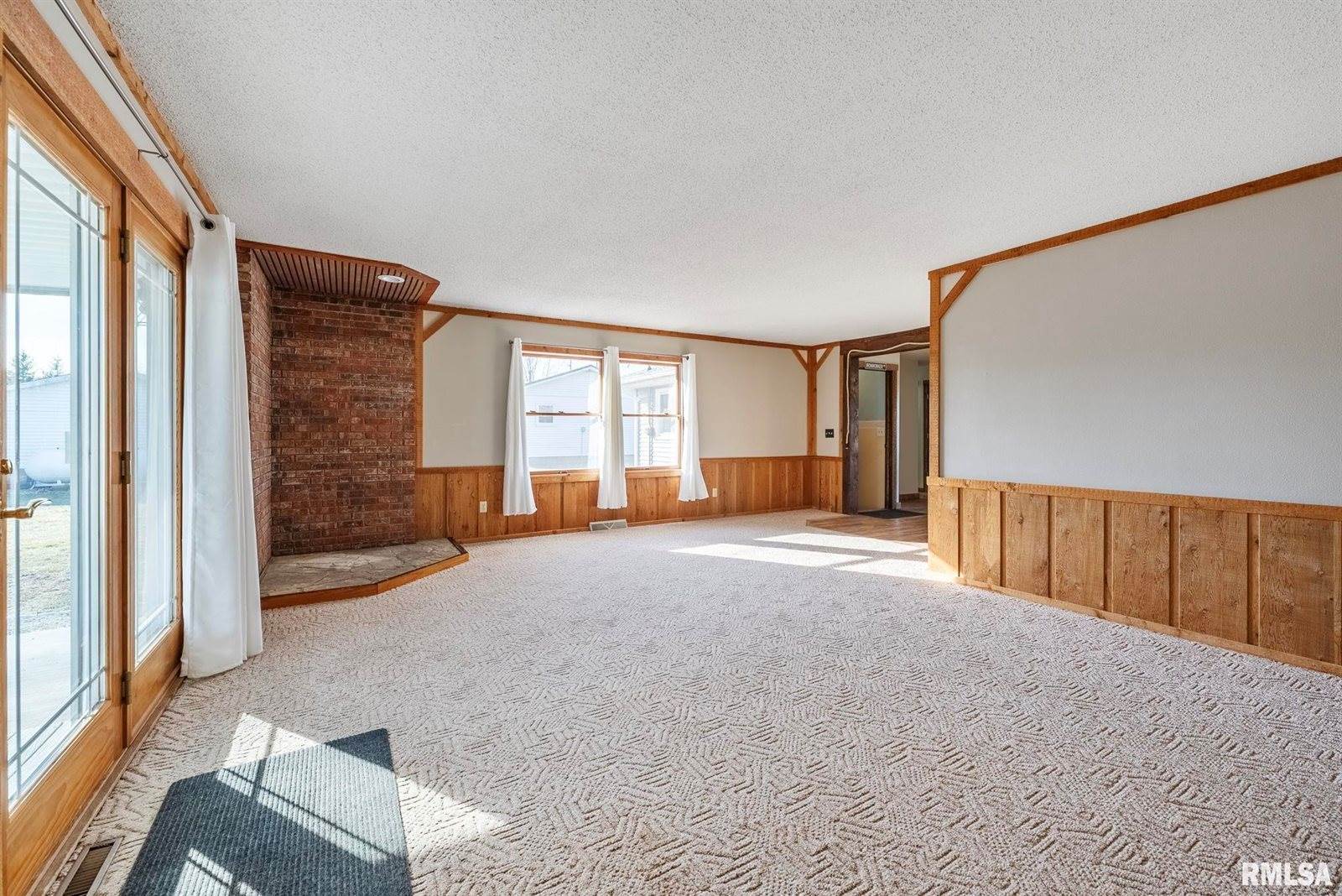 2963 Highway 67 Highway, Camanche, IA 52730