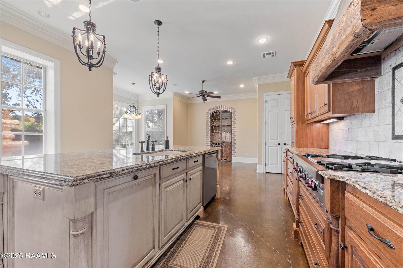 105 Shinnecock Hills Drive, Broussard, LA 70518