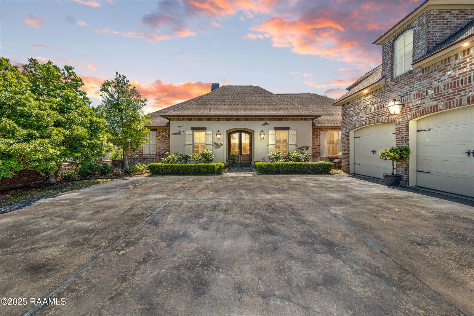 105 Shinnecock Hills Drive, Broussard, LA 70518