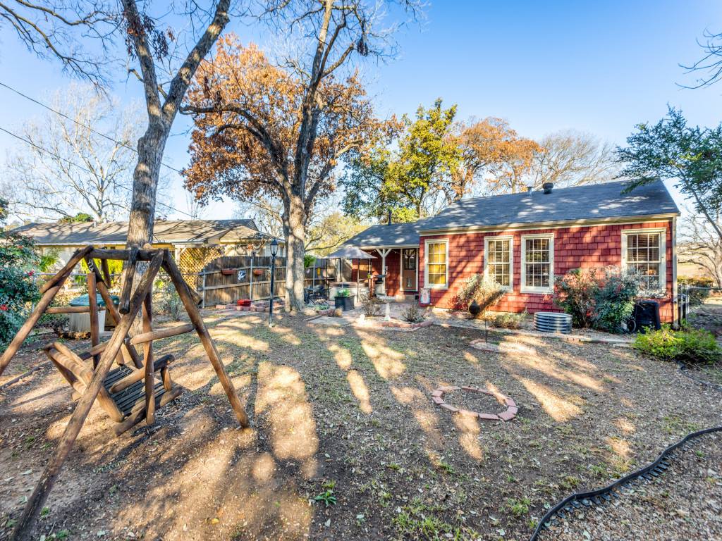 2072 W Lotus Ave, Fort Worth, TX 76111