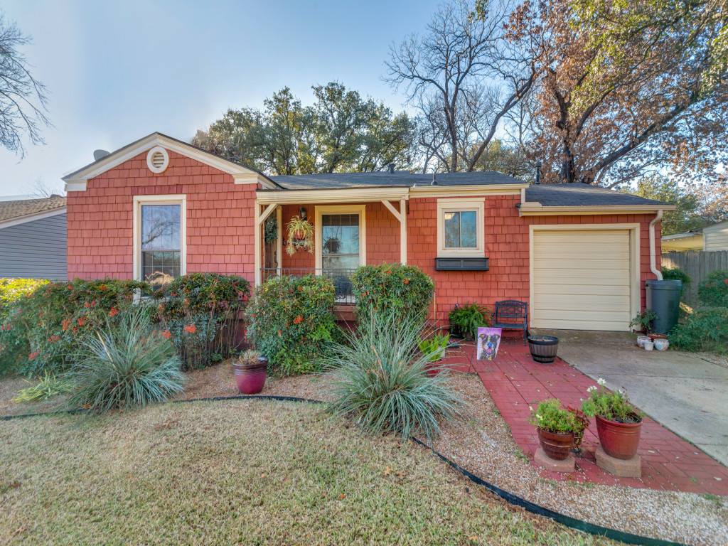 2072 W Lotus Ave, Fort Worth, TX 76111