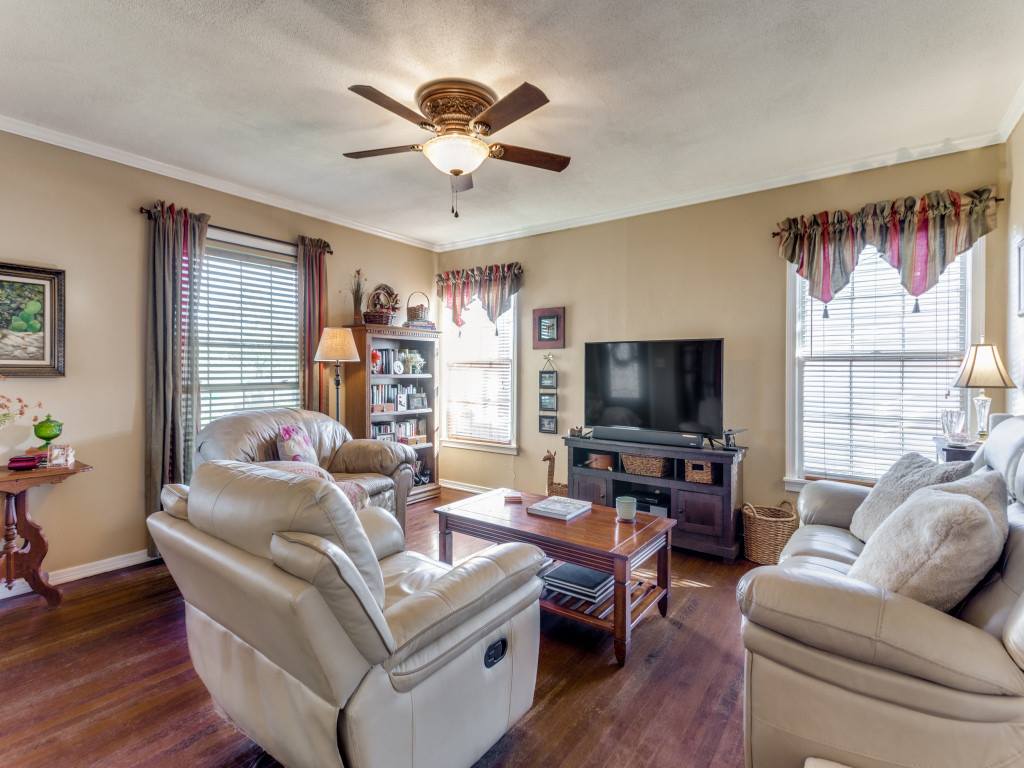 2072 W Lotus Ave, Fort Worth, TX 76111