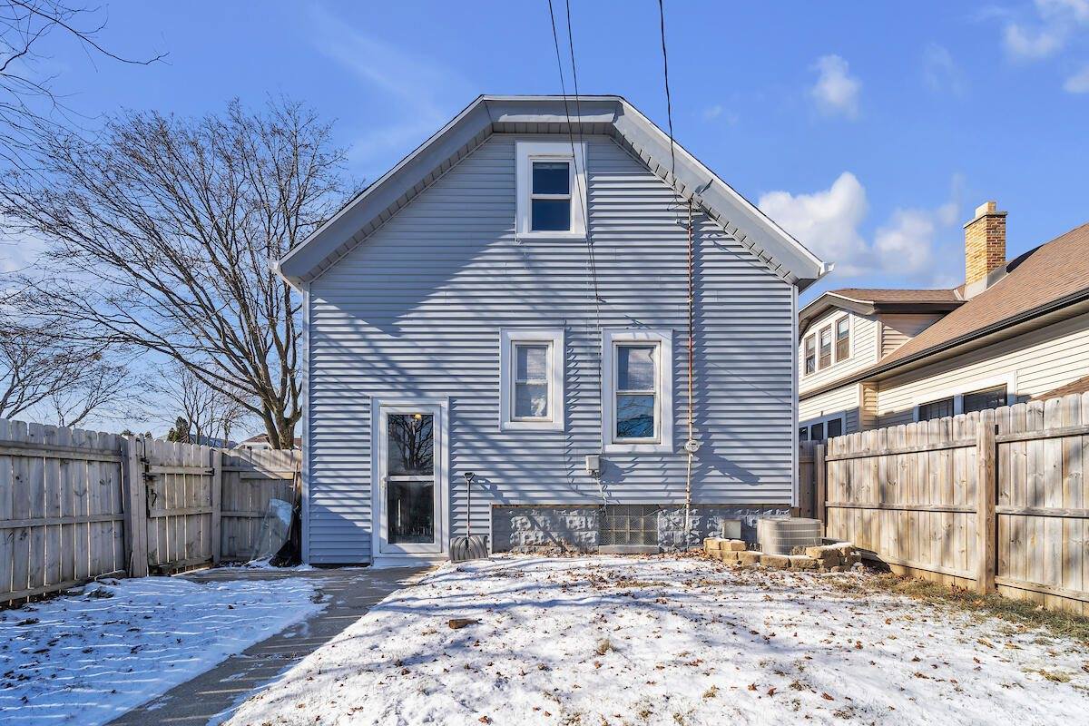 3376 South 15th Pl, Milwaukee, WI 53215