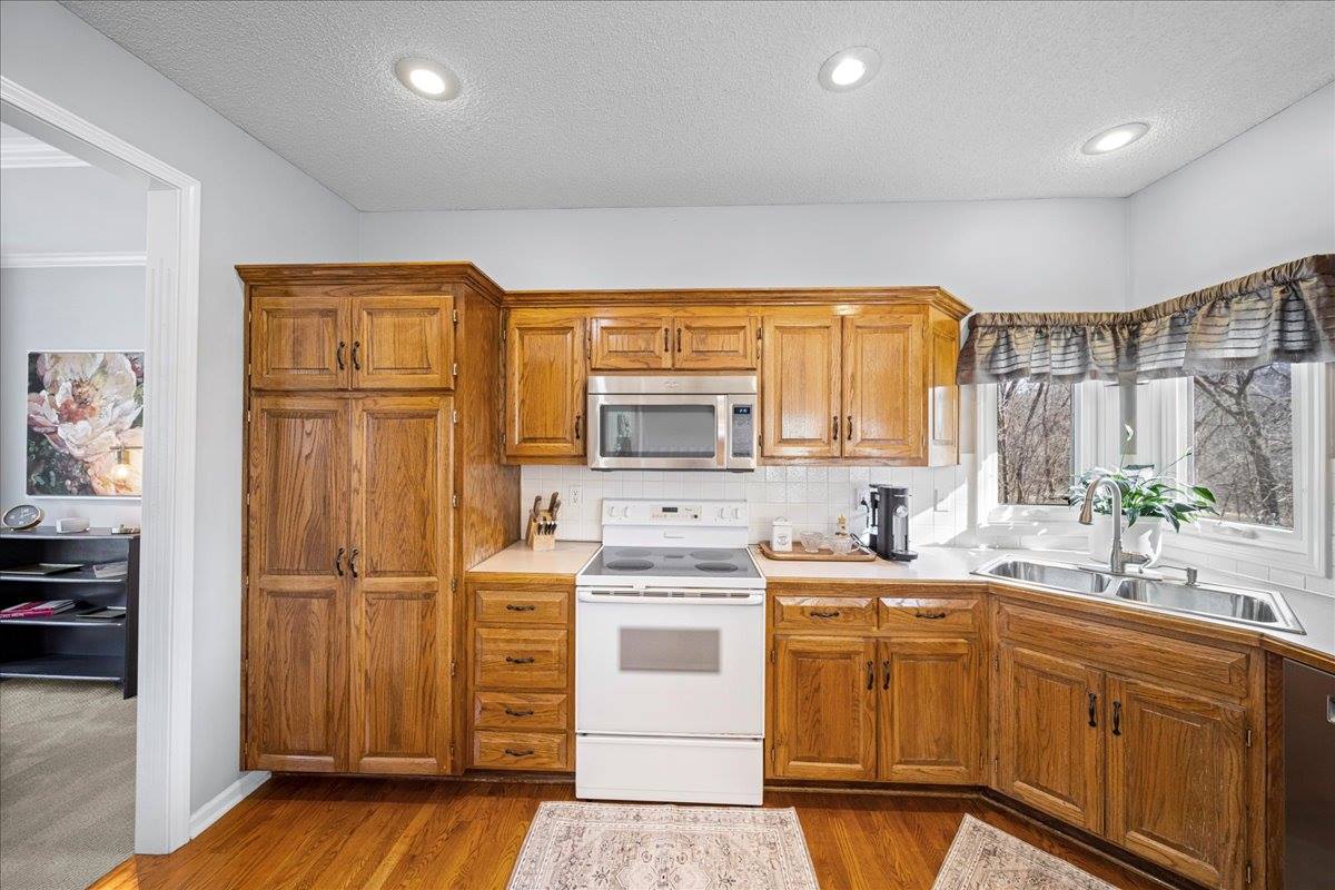 13925 73rd St, Shawnee, KS 66216