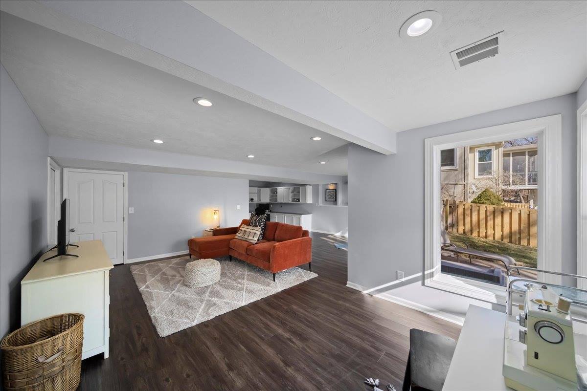 13925 73rd St, Shawnee, KS 66216