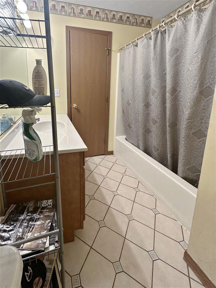 2058 Oakridge Parkway N, Terre Haute, IN 47802