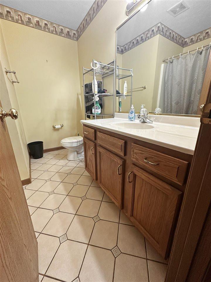 2058 Oakridge Parkway N, Terre Haute, IN 47802