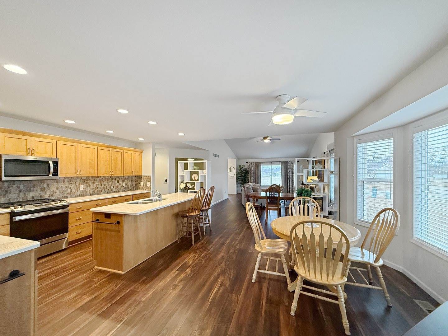 810 South Canterbury Drive, Freeport, IL 61032