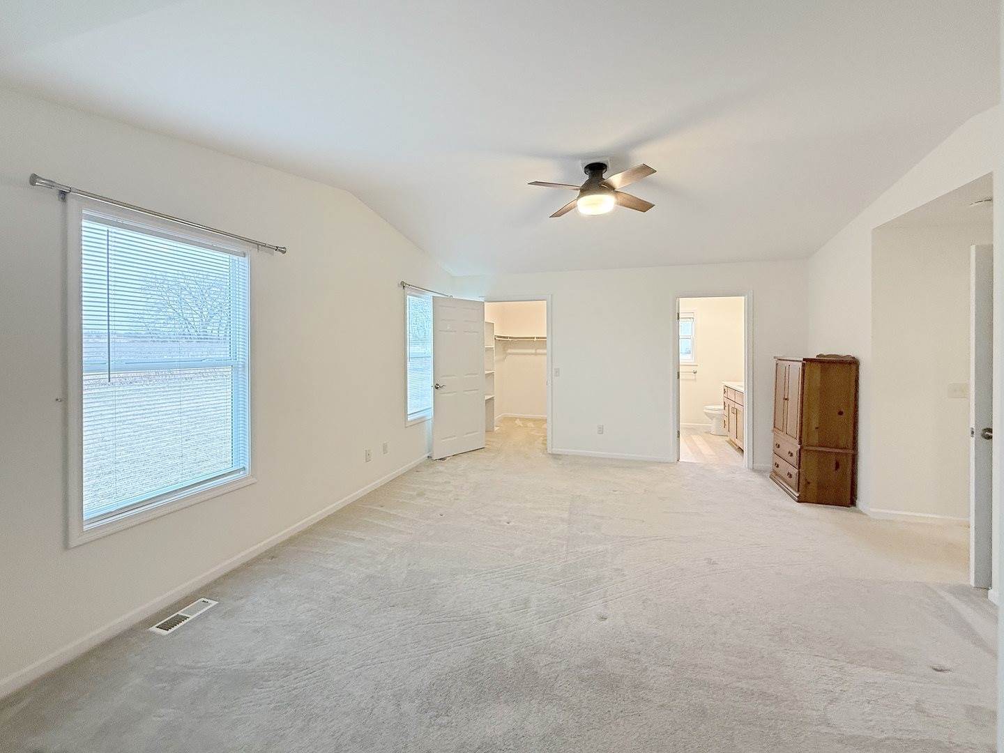 810 South Canterbury Drive, Freeport, IL 61032