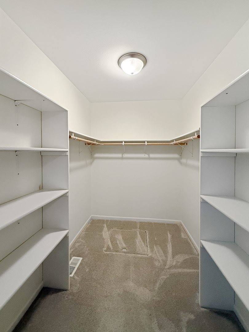 810 South Canterbury Drive, Freeport, IL 61032