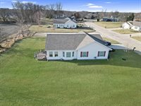 810 South Canterbury Drive, Freeport, IL 61032