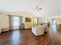 810 South Canterbury Drive, Freeport, IL 61032