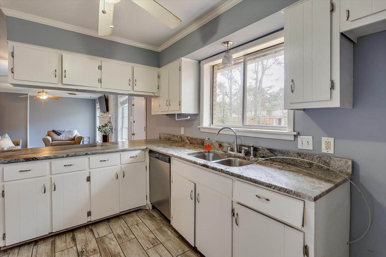 1207 Manchester Dr, Clinton, MS 39056