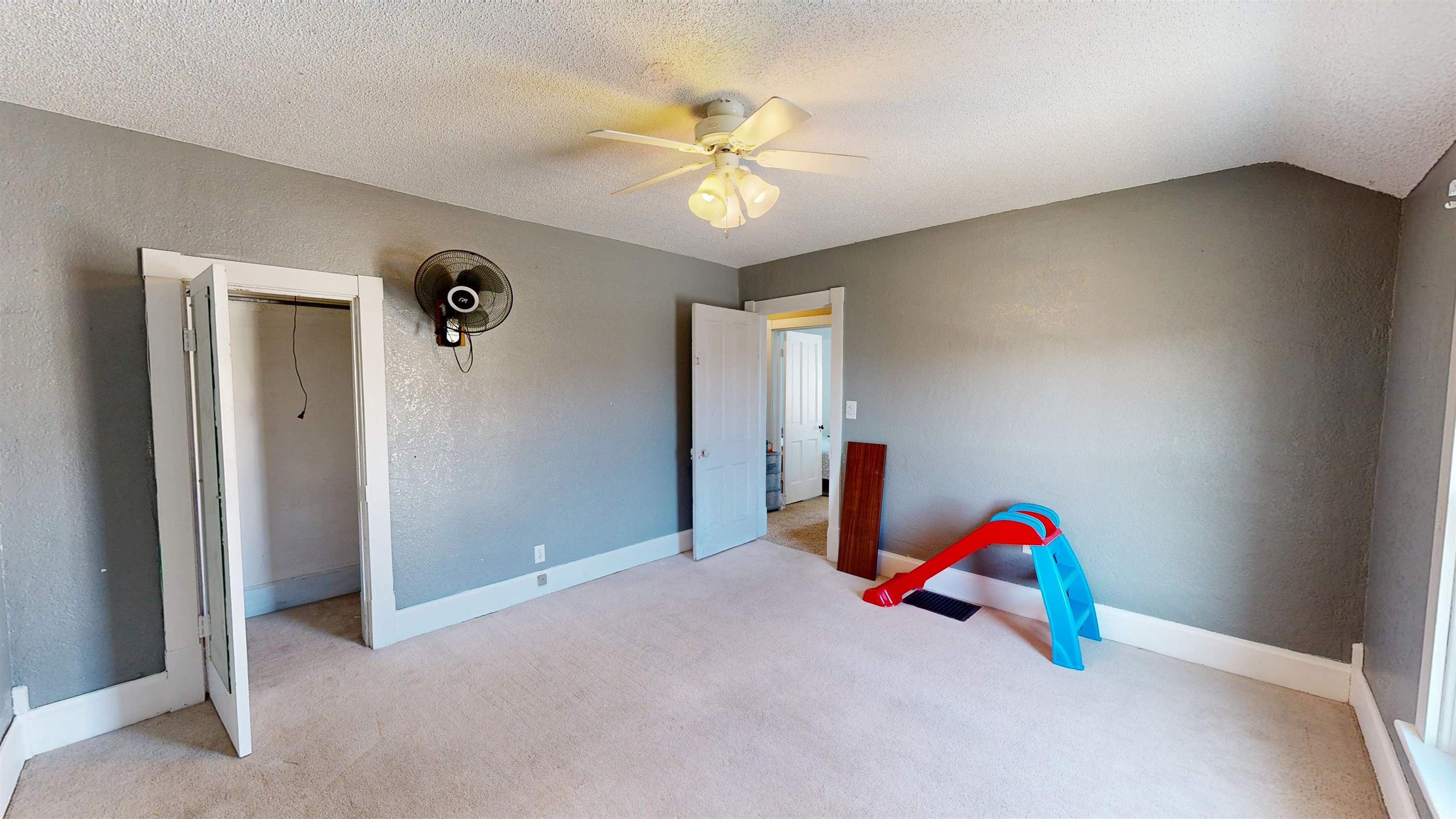 814 S 2nd St, Guttenberg, IA 52052