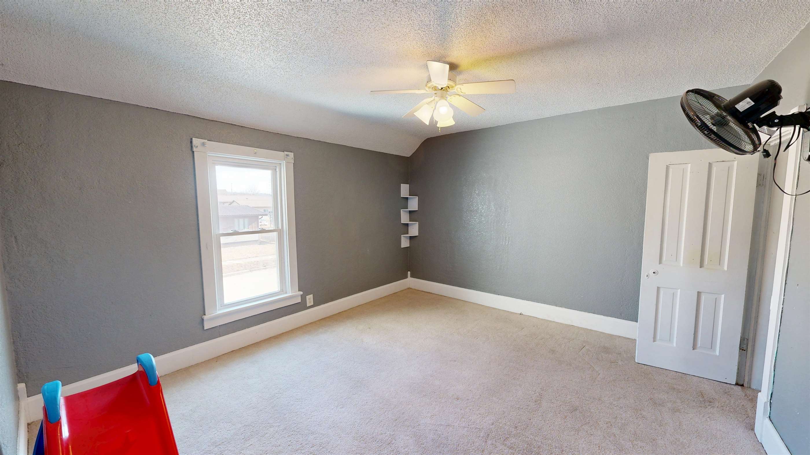 814 S 2nd St, Guttenberg, IA 52052