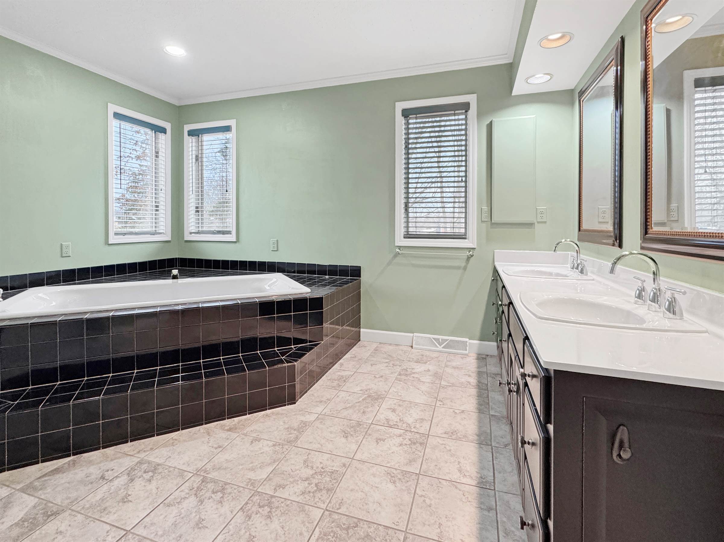 257 N Countryside Dr, Ashland, OH 44805