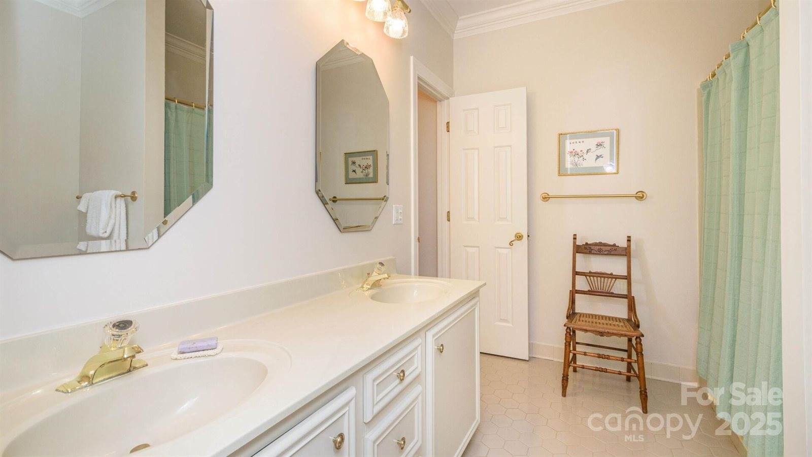 128 Glenbrook Drive, Hendersonville, NC 28739