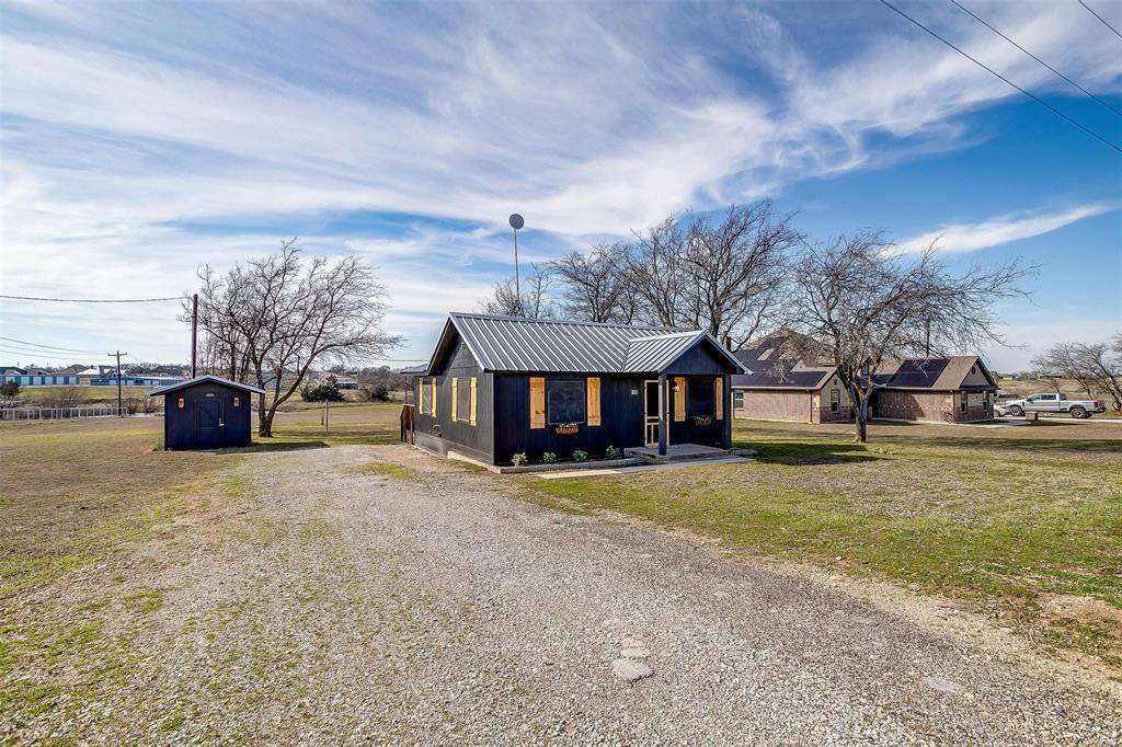 211 County Road 4221, Decatur, TX 76234